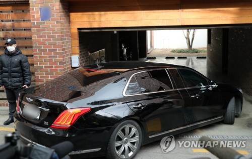 자택 들어가는 MB 차량(서울=연합뉴스) 최재구 기자 = 뇌물·횡령 등 혐의로 1심에서 징역 15년을 선고받은 이명박 전 대통령에 대한 조건부 보석 결정이 내려진 6일 오후 이 전 대통령이 탑승한 차량이 서울 강남구 자택으로 들어서고 있다. 2019.3.6 jjaeck9@yna.co.kr