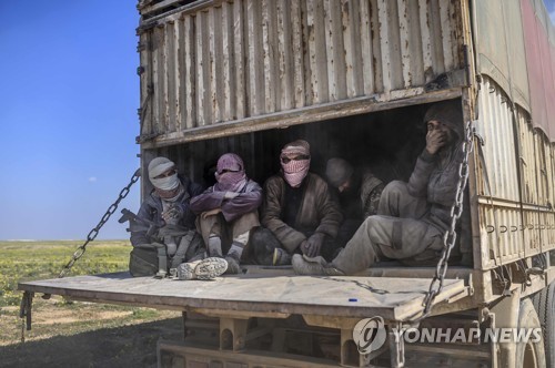 SDF에 투항한 후 트럭으로 이송되는 IS 조직원들      [AFP=연합뉴스]