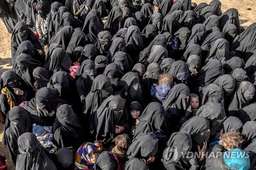 5일 시리아 동부 바구즈에서 SDF에 투항한 IS 가담자 가족    [AFP=연합뉴스]