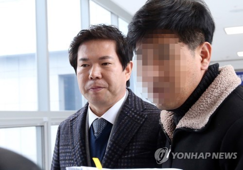 영장실질심사 출석하는 임동표 MBG 회장(대전=연합뉴스) 김소연 기자 = 임동표 MBG 그룹 회장이 20일 오후 대전지방법원에 구속 전 피의자 심문(영장실질심사)를 받기 위해 출석하고 있다. 검찰은 임 회장에 대해 자본시장법 위반 등 혐의로 구속 영장을 청구했다. 2019.2.20 soyun@yna.co.kr