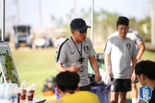 선수들에게 작전 지시하는 김학범 U-23 축구대표팀 감독[대한축구협회 제공]