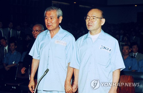 1996년 8월 26일 전두환(오른쪽)·노태우 1심 선고공판[연합뉴스 자료사진]