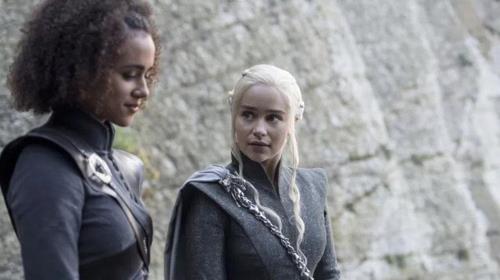 대너리스 역을 연기하는 에밀리아 클라크(오른쪽) [버라이어티 캡처]