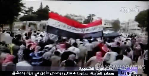 2011년 5월 시리아 다마스쿠스에서 벌어진 대규모 반정부 시위 모습       [EPA=연합뉴스 자료사진]