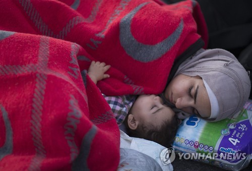 2015년 9월 그리스 인접 터키 국경 길바닥에서 잠든 시리아 난민 어머니와 아기    [EPA=연합뉴스 자료사진]