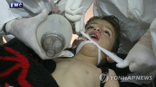 2017년 4월 시리아 칸셰이쿤에서 화학공격에 노출된 후 치료 받는 아기     [EPA=연합뉴스 자료사진]