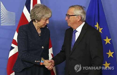 메이 영국 총리(좌)와 융커 EU 집행위원장(우) [AP=연합뉴스 자료사진]
