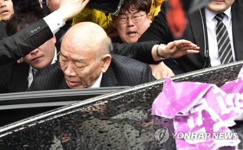 재판 마친 전두환, 황급히 차량으로(광주=연합뉴스) 정회성 기자 = 전두환 전 대통령이 5·18 민주화운동 관련 피고인으로 11일 광주지방법원에서 재판을 마치고 차량으로 이동하고 있다. 2019.3.11 hs@yna.co.kr