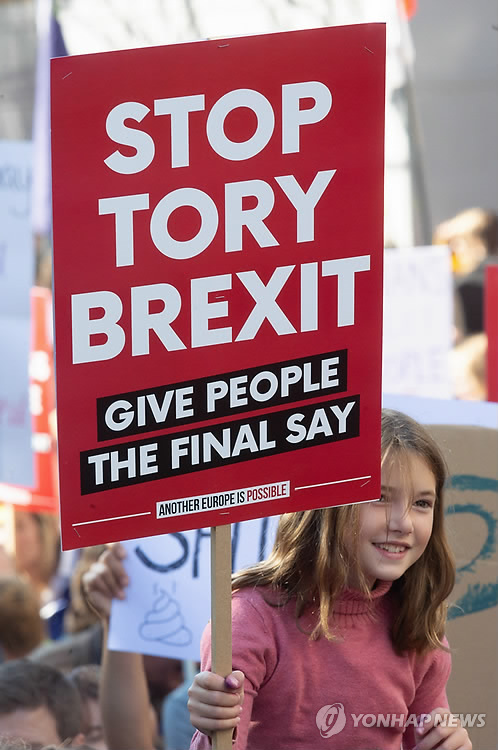 "브렉시트 멈추라" 런던 대규모 가두시위에 참여한 소녀 [신화=연합뉴스]