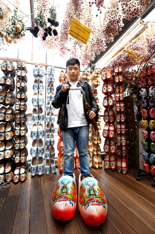 눈길을 끄는 대형 나막신 '클롬펀' [사진/조보희 기자]