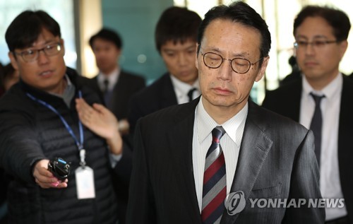 굳은 표정의 겐지 국장(서울=연합뉴스) 김도훈 기자 = 가나스기 겐지 일본 외무성 아시아대양주국장이 24일 오후 이도훈 한반도평화교섭본부장 및 김용길 동북아국장과 각각 한일관계 주요 현안 협의를 위해 서울 종로구 외교부 청사로 들어서고 있다. 2018.12.24 superdoo82@yna.co.kr