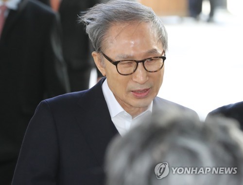 보석 후 첫 재판 출석하는 이명박 전 대통령(서울=연합뉴스) 최재구 기자 = 이명박 전 대통령이 13일 서울 서초구 서울고법에서 열린 보석 후 첫 항소심 재판에 출석하고 있다. 2019.3.13 jjaeck9@yna.co.kr