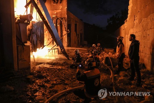 '러시아 공습' 보고 후 시리아 북서부 이들립에서 발생한 화재   [AFP=연합뉴스]