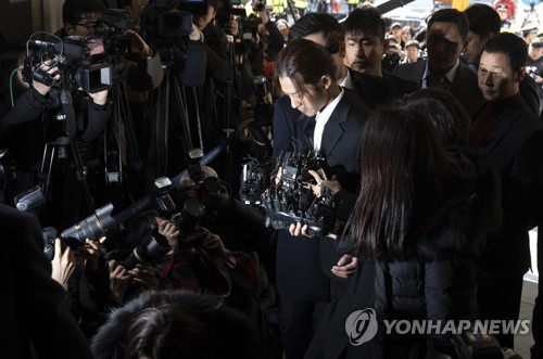 정준영 '험난한 출석길'(서울=연합뉴스) 윤동진 기자 = 성관계 동영상 불법 촬영·유포 논란을 빚은 가수 정준영이 피의자 신분으로 조사를 받기 위해 14일 오전 서울지방경찰청으로 들어서고 있다. mon@yna.co.kr