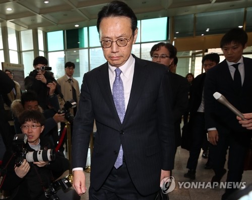 강제 징용 배상문제 논의 나선 가나스기 겐지(서울=연합뉴스) 안정원 기자 = 가나스기 겐지(金杉憲治) 일본 외무성 아시아대양주국장이 김용길 외교부 동북아국장과 강제 징용 배상문제 등 한일 현안을 논의하기 위해 14일 오후 서울 종로구 도렴동 외교부로 들어서고 있다. 2019.3.14 jeong@yna.co.kr