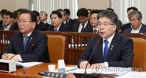 민갑룡 경찰청장 답변(서울=연합뉴스) 하사헌 기자 = 민갑룡 경찰청장이 14일 오전 열린 국회 행정안전위 전체회의에서 버닝썬 사건 관련 의원질의에 답변하고 있다. 2019.3.14 toadboy@yna.co.kr