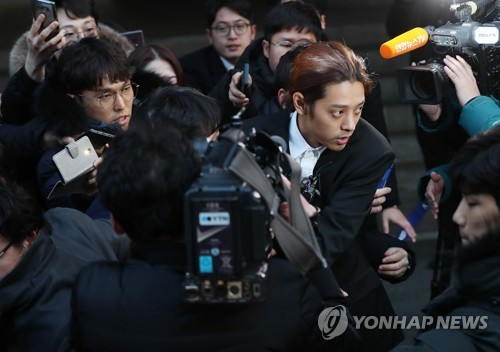 21시간 밤샘 조사 마친 정준영(서울=연합뉴스) 이지은 기자 = 성관계 동영상 불법 촬영·유포 논란을 빚은 가수 정준영이 15일 오전 서울 종로구 서울지방경찰청에서 조사를 마친 뒤 청사를 나오고 있다. 2019.3.15 jieunlee@yna.co.kr