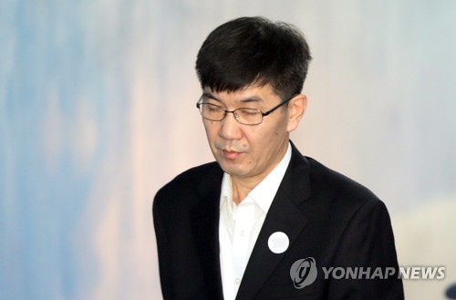 호송차에서 내리는 MB 재산관리인 이병모(서울=연합뉴스) 한상균 기자 = 이명박 전 대통령의 재산관리인으로 알려진 이병모 청계재단 사무국장이 6일 1심 선고를 받기 위해 호송차에서 내려 서울중앙지법에 들어서고 있다. 2018.7.6 xyz@yna.co.kr