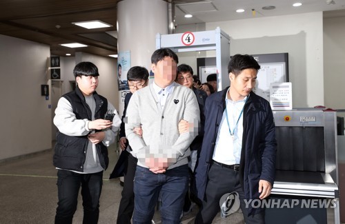 (서울=연합뉴스) 박동주 기자 = 서울 강남의 유명 클럽 '버닝썬'과 경찰 간 유착 고리로 지목된 전직 경찰관 강모씨가 지난 15일 오전 영장실질심사를 마치고 서초구 서울중앙지법을 나서고 있다. pdj6635@yna.co.kr