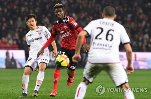 볼을 다투는 권창훈(왼쪽)[AFP=연합뉴스]