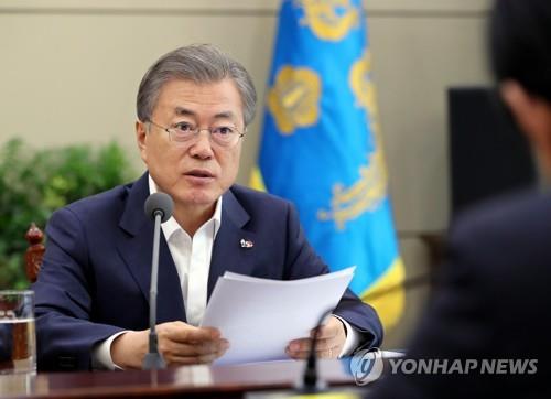 문 대통령, '장자연·김학의·버닝썬 사건 의혹 낱낱이'(서울=연합뉴스) 문재인 대통령이 18일 오후 청와대에서 박상기 법무부 장관과 김부겸 행정안전부 장관으로부터 '장자연·김학의·버닝썬 사건' 관련 보고를 받고 지시 사항을 전달하고 있다. 문 대통령은 "법무부 장관과 행안부 장관이 함께 책임을 지고 사건의 실체와 제기되는 여러 의혹은 낱낱이 규명해 주기 바란다"고 밝혔다. [청와대 제공] scoop@yna.co.kr