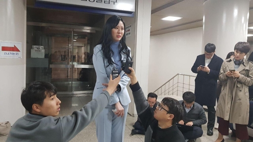 고(故) 장자연씨의 동료배우 윤지오씨가 18일 서울중앙지법에서 증언을 한 뒤 인터뷰를 하며 울먹이고 있다.