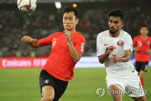 볼다툼을 펼치는 지동원(왼쪽)[연합뉴스 자료사진]