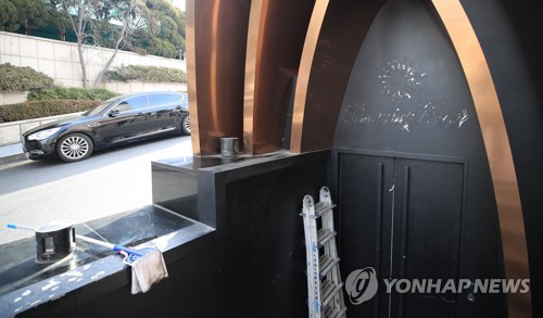 '폭행·마약 의혹' 버닝썬 영업 중단(서울=연합뉴스) 한종찬 기자 = 폭행사건에 이어 고객에게 마약을 판매했다는 의혹까지 불거져 경찰 수사를 받는 서울 강남 클럽 '버닝썬'이 영업을 중단했다. 사진은 지난 2월 18일 오전 서울 강남구 간판이 사라진 버닝썬 입구. saba@yna.co.kr