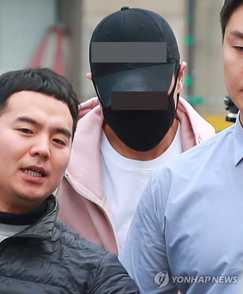 '마약류 투약 의혹' 버닝썬 이문호 대표마약류 투약 의혹을 받는 서울 강남의 유명 클럽 '버닝썬'의 이문호 대표가 이달 5일 오후 서울 용두동 서울지방경찰청 광역수사대 마약수사계로 조사를 받기 위해 출석하는 모습. [연합뉴스 자료사진]