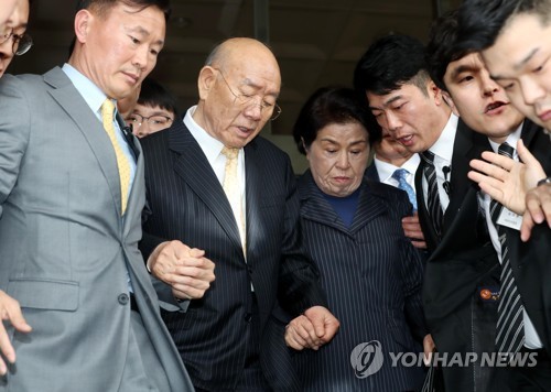 지난 11일 광주지방법원에서 열린 5·18 민주화운동 관련 형사재판에 출석한 전두환 전 대통령 내외(사진 = 정회성 기자)