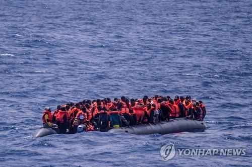 난민을 태운 고무보트(자료사진)[EPA=연합뉴스]