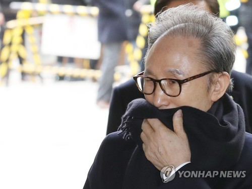 목도리로 입 가린 이명박 전 대통령(서울=연합뉴스) 박동주 기자 = 이명박 전 대통령이 15일 오후 서초구 서울고등법원에서 열린 항소심 재판에 출석하고 있다. 2019.3.15 pdj6635@yna.co.kr