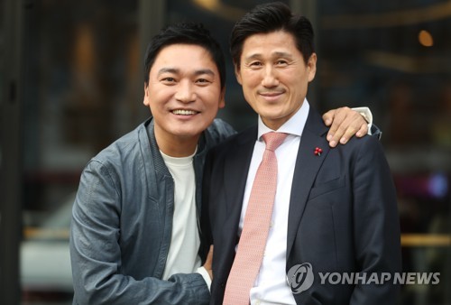 '도시경찰'의 배우 조재윤과 이대우 형사과장(서울=연합뉴스) 류효림 기자 = MBC에브리원 '도시경찰'의 배우 조재윤과 이대우 형사과장이 18일 서울 여의도의 한 카페에서 연합뉴스와 인터뷰에 앞서 포즈를 취하고 있다. 2019.3.19 ryousanta@yna.co.kr