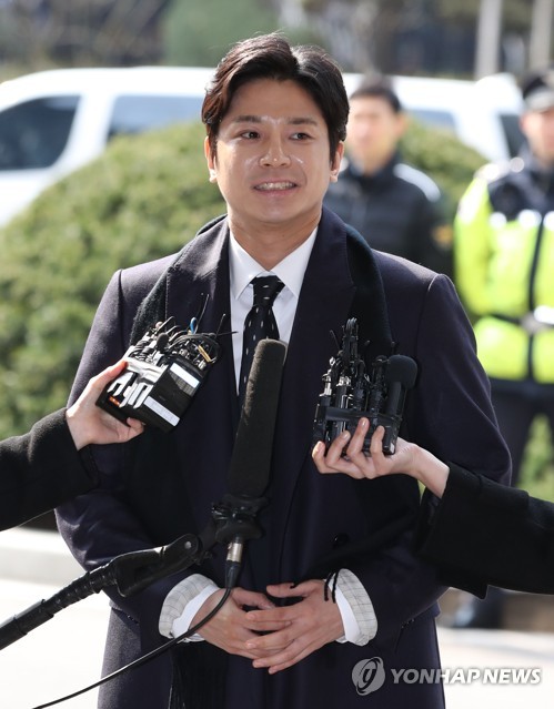 경찰출석하며 답변하는 김상교(서울=연합뉴스) 서명곤 기자 = 이른바 '버닝썬 사태'의 발단이 된 김상교씨가 19일 오전 명예훼손 사건의 피고소인 신분으로 서울 종로구 서울지방경찰청에 출석하며 취재진의 질문에 답하고 있다. 2019.3.19 seephoto@yna.co.kr