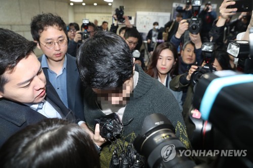 이문호 버닝썬 대표 영장실질심사(서울=연합뉴스) 신준희 기자 = 마약류 투약·유통 혐의를 받는 클럽 버닝썬의 이문호 대표가 19일 서초동 서울중앙지법에서 열리는 영장실질심사에 출석하고 있다. 2019.3.19 hama@yna.co.kr