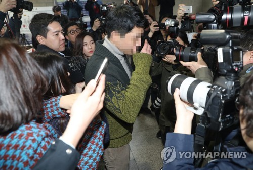 이문호 버닝썬 대표 영장실질심사(서울=연합뉴스) 신준희 기자 = 마약류 투약·유통 혐의를 받는 클럽 버닝썬의 이문호 대표가 19일 서초동 서울중앙지법에서 열리는 영장실질심사에 출석하고 있다. hama@yna.co.kr