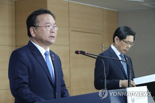 '버닝썬·검찰 과거사' 긴급 기자회견 하는 법무·행안장관(서울=연합뉴스) 김승두 기자 = 박상기 법무부 장관(오른쪽)과 김부겸 행정안전부 장관이 19일 정부서울청사에서 과거사위원회 활동 및 버닝썬 수사 관련 법무부-행안부 합동 긴급 기자회견을 하고 있다. kimsdoo@yna.co.kr