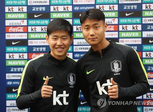 이강인과 백승호(파주=연합뉴스) 박동주 기자 = 대표팀에 합류한 이강인(왼쪽)과 백승호가 19일 오후 경기도 파주시 축구대표팀트레이닝센터(NFC)에서 취재진을 향해 포즈를 취하고 있다. 2019.3.19 pdj6635@yna.co.kr