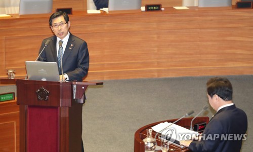 질문에 답변하는 박상기 법무부 장관(서울=연합뉴스) 김주형 기자 = 박상기 법무부 장관이 19일 오후 국회 본회의장에서 열린 정치분야 대정부질문에서 더불어민주당 이석현 의원의 질문에 답변하고 있다. 2019.3.19 kjhpress@yna.co.kr