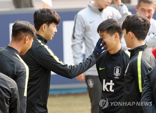 이강인에 장난치는 손흥민(파주=연합뉴스) 박동주 기자 = 손흥민이 이강인에게 19일 오후 경기도 파주시 축구대표팀트레이닝센터(NFC)에서 훈련 전 장난치고 있다. 2019.3.19 pdj6635@yna.co.kr