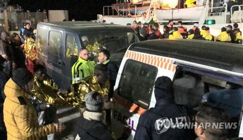 람페두사섬에 상륙한 아프리카 난민들[EPA=연합뉴스]