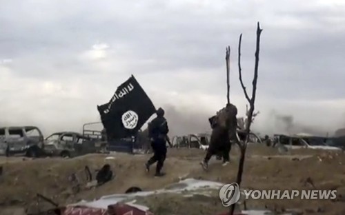 IS 선전 매체 아마크가 18일 공개한 시리아 동부 IS 진영 내부 모습   [AP=연합뉴스]