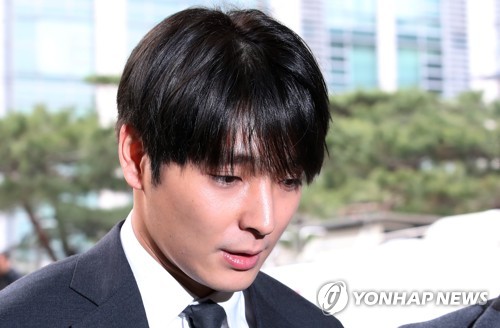 불법 동영상 유포 혐의를 받는 FT아일랜드 최종훈이 지난 16일 오전 피의자 신분으로 조사를 받기 위해 서울 종로구 서울지방경찰청에 출석하고 있는 모습  [연합뉴스 자료사진]