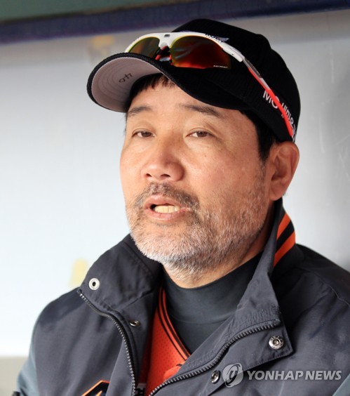 인터뷰하는 한용덕 감독(서울=연합뉴스) 한화 이글스 한용덕 감독이 17일 대전 한화생명이글스파크에서 열리는 롯데 자이언츠와의 시범경기를 앞두고 취재진과 인터뷰하고 있다. 2019.3.17 [한화 이글스 제공] photo@yna.co.kr