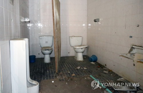 화장실 아닌 '고문실' 505보안부대 지하실 내부(광주=연합뉴스) 천정인 기자 = 19일 오후 광주 서구 쌍촌동에 505보안부대 건물이 그대로 남아 있다. 사진은 보안부대로 끌려온 시민들이 물고문을 받았을 것으로 추정되는 지하공간. 2019.3.19 iny@yna.co.kr