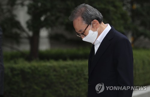 법정으로 향하는 이명박(서울=연합뉴스) 김인철 기자 = 이명박 전 대통령이 20일 오후 서초구 서울고등법원에서 열리는 2심 속행 공판에 출석하기 위해 법정으로 향하고 있다. 2019.3.20 yatoya@yna.co.kr