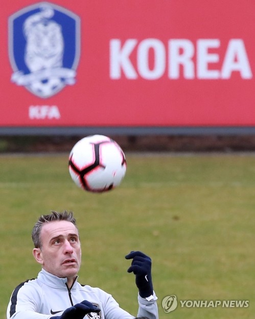 벤투호, 볼리비아전 전술은?(파주=연합뉴스) 홍해인 기자 = 볼리비아와의 평가전을 앞두고 20일 오후 경기도 파주시 축구대표팀트레이닝센터(NFC)에서 남자 축구 A대표팀 파울루 벤투 감독이 손으로 공을 허공에 띄우고 있다. 2019.3.20 hihong@yna.co.kr