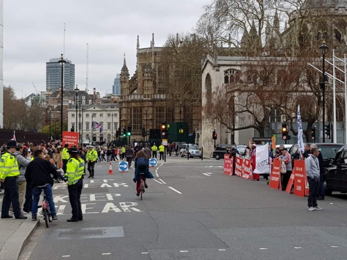 도로 양편으로 나뉜 브렉시트 찬성-반대 시위대(런던=연합뉴스) 박대한 특파원 = 2016년 브렉시트 국민투표 이후 1천일이 지났지만 아직 영국 사회 혼란과 분열은 지속되고 있다. 20일(현지시간) 영국의 EU 탈퇴 공식 연기 요청 직후 런던 의사당 인근 도로에서는 브렉시트 찬성과 반대 시위가 각각 열렸다. 2019.3.20 pdhis959@yna.co.kr