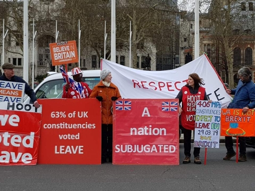 '지금 당장 브렉시트를'(런던=연합뉴스) 박대한 특파원 = 20일(현지시간) 영국의 EU 탈퇴 공식 연기 요청 직후 브렉시트 찬성 시위대가 의사당 인근에서 "지금 당장 브렉시트를"(Brexit now)라는 구호를 외치고 있다. 2019.3.20 pdhis959@yna.co.kr