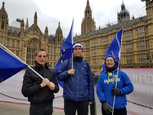 "제2 국민투표 열어 브렉시트 철회해야"(런던=연합뉴스) 박대한 특파원 = 20일(현지시간) 영국의 EU 탈퇴 공식 연기 요청 직후 브렉시트 반대 캠페인 측에서 의사당 인근에서 정치인들에게 제2 국민투표 개최를 요구하고 있는 모습. 2019.3.20 pdhis959@yna.co.kr